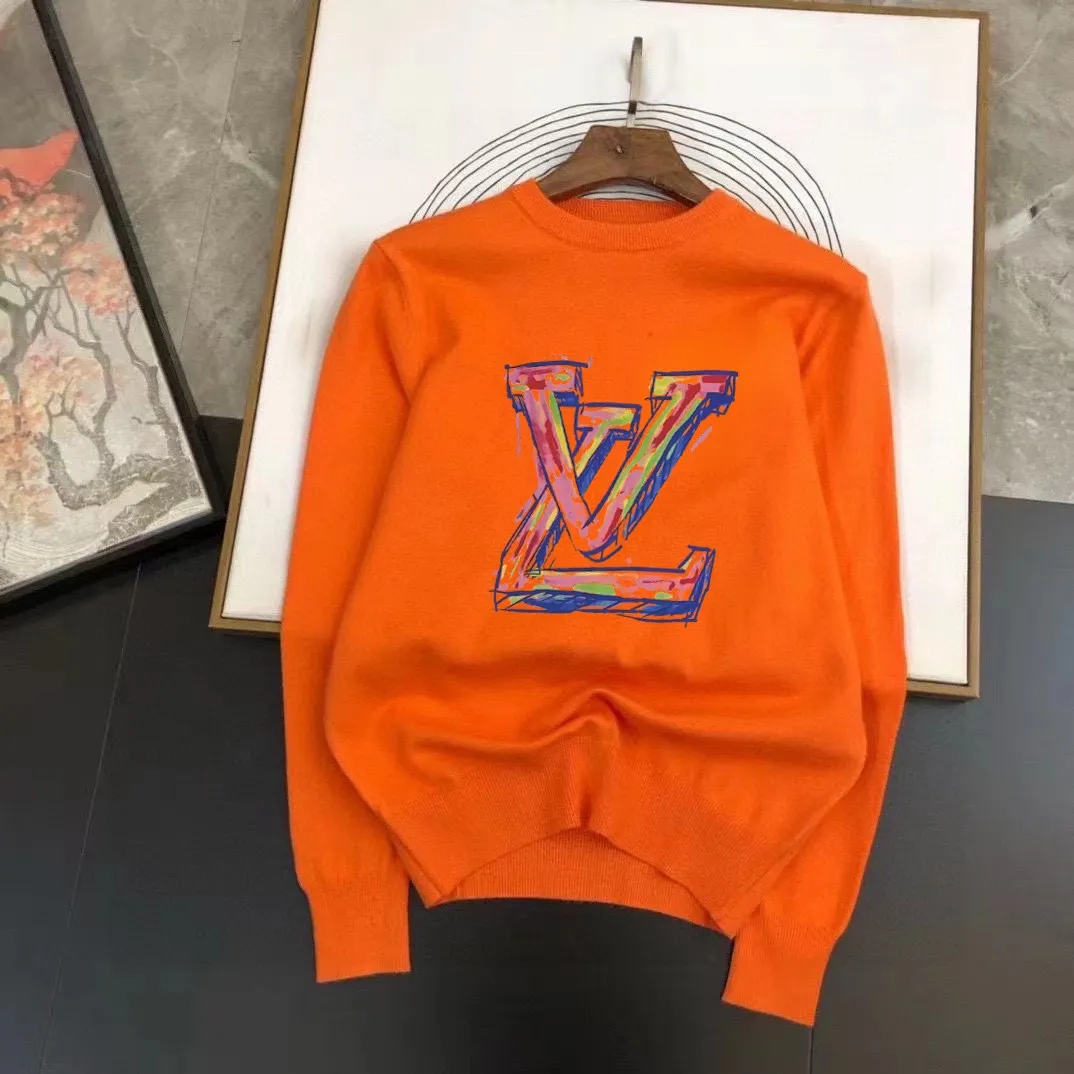 🅿️240 【LV Louis Vuitton】Autumn and winter classic round neck pullover sweater, in full condition! ! ! Wool blended fabric, the latest model in 2025, golden ratio! ! Slim-fitting soft gold, versatile and practical item, the combination and practicality are extremely powerful, simple and elegant, and classy! To create your own style, it is highly recommended to buy it in two colors. The standard slim fit tailoring process is suitable for both young and old men. It is knitted from wool and will not cause any discomfort! While keeping warm, it is stylish, textured and wearable, and the classic logo with contrasting colors on the chest feels in place! ! Recommended for regular customers! ! Size M-3XL (maximum wear: 190 pounds)